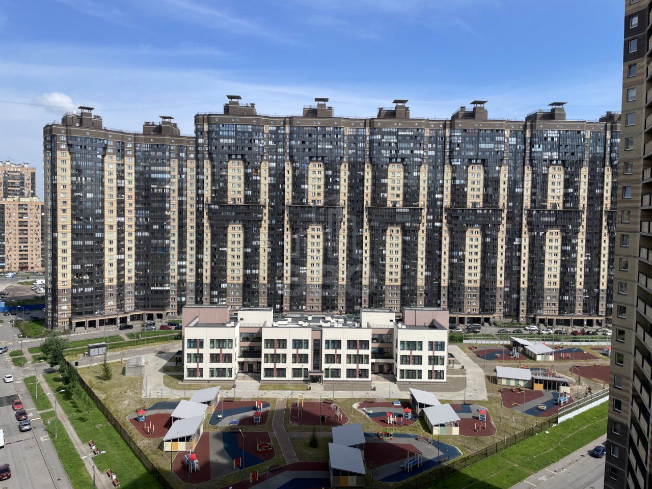 трехкомнатная квартира в Санкт-Петербурге по адресу: Фёдора Абрамова ул., 21, к 3, строение 1