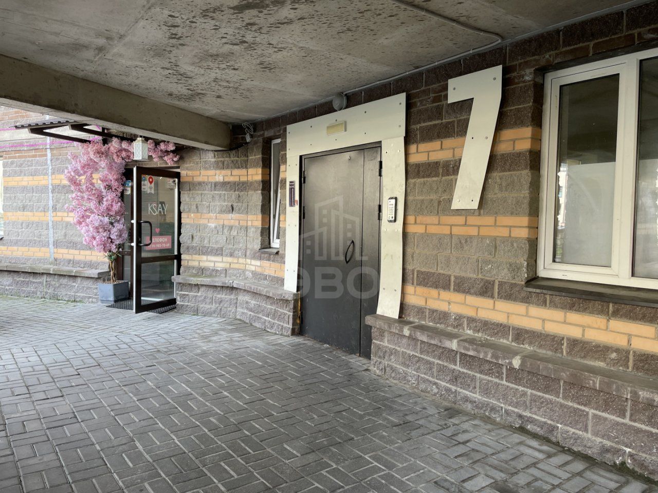 трехкомнатная квартира в Санкт-Петербурге по адресу: Фёдора Абрамова ул., 21, к 3, строение 1