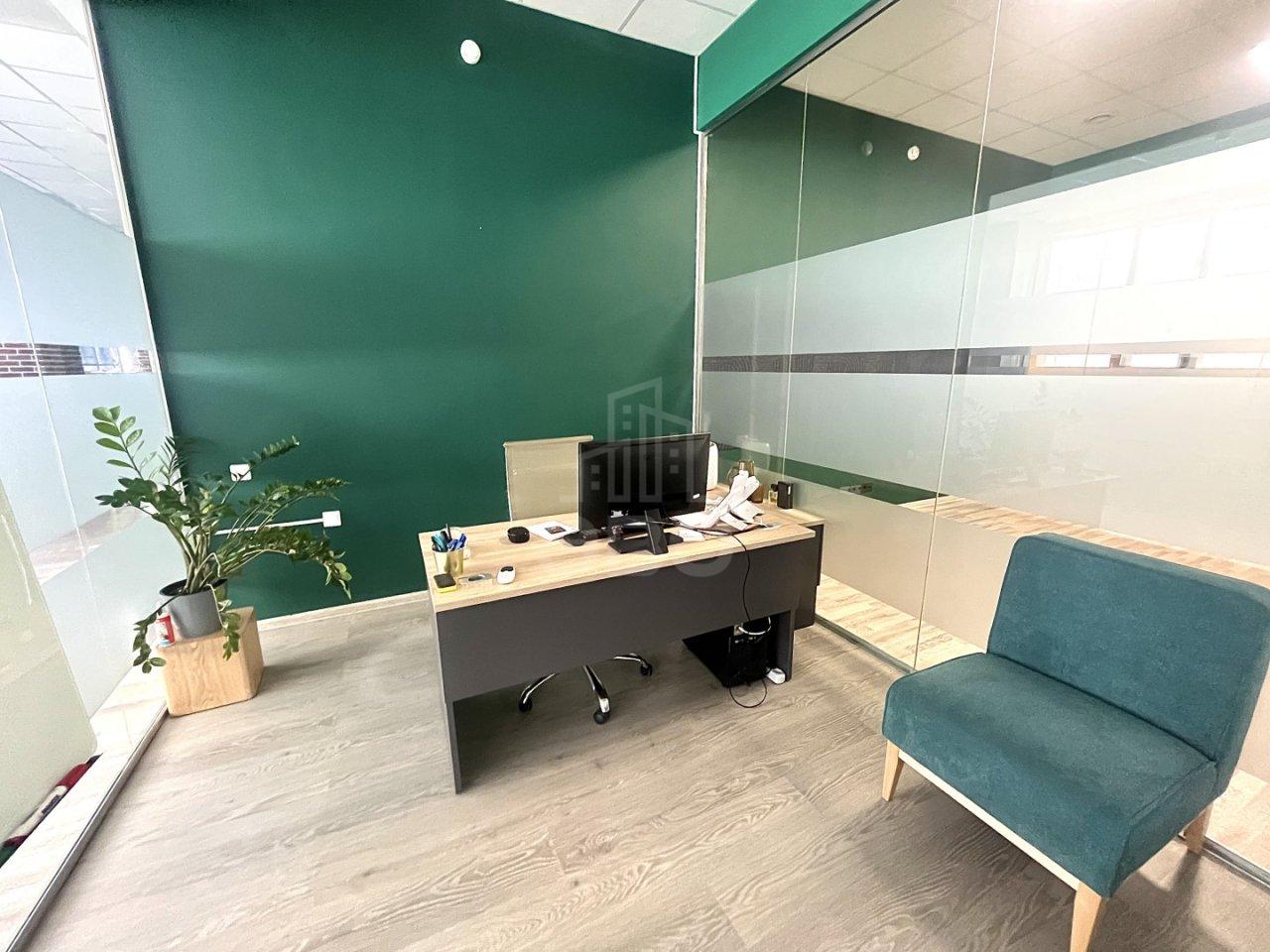 коммерция в Санкт-Петербурге по адресу: Оптиков ул., 4