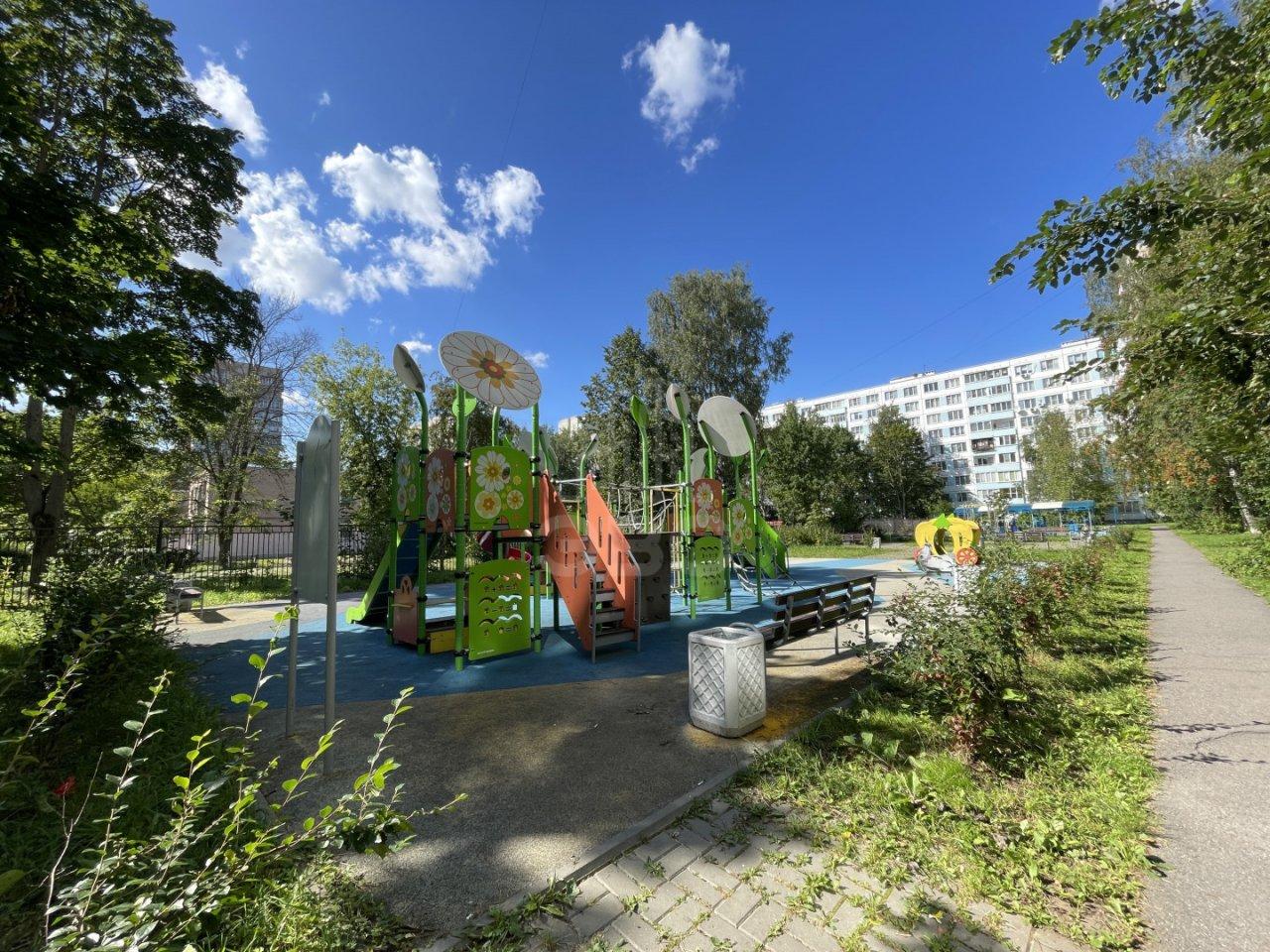 трехкомнатная квартира в Санкт-Петербурге по адресу: Солидарности проспект, 25, к 1