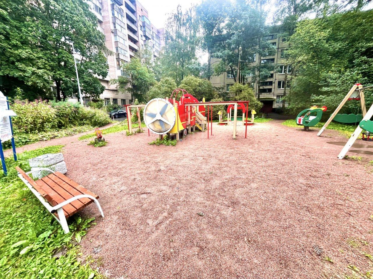 трехкомнатная квартира в Санкт-Петербурге по адресу: Большевиков проспект, 33, литера А