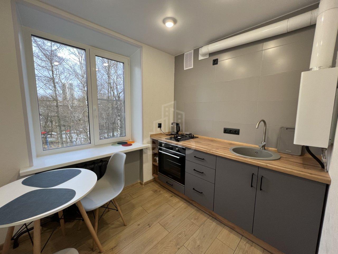 трехкомнатная квартира в Санкт-Петербурге по адресу: Лазо ул., 6