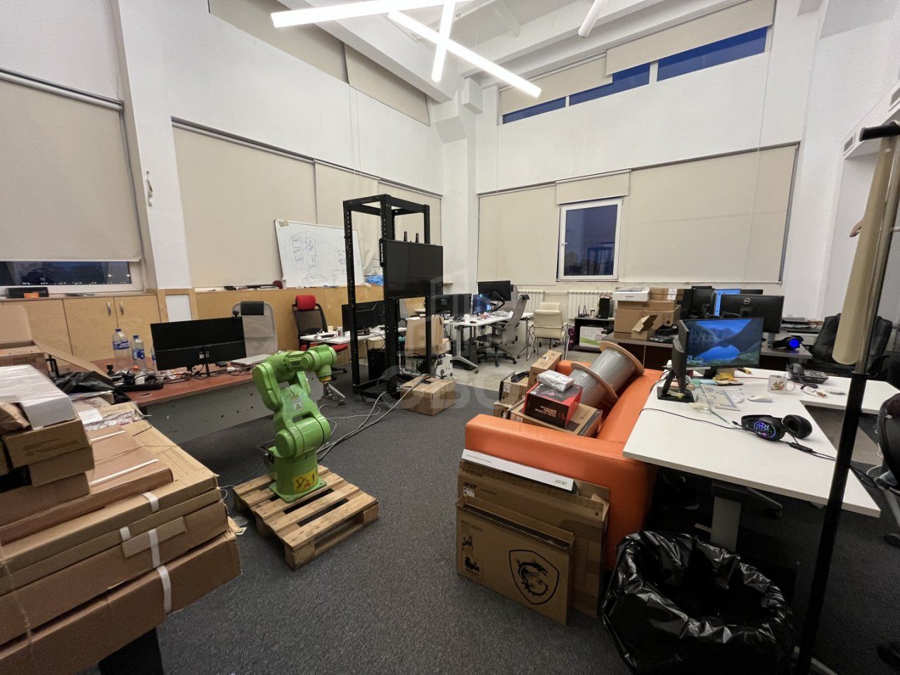 коммерция в Санкт-Петербург по адресу: Оптиков ул., 4