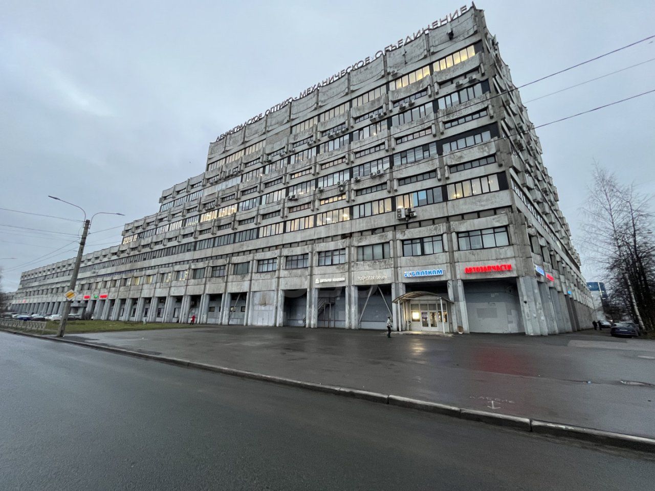 коммерция в Санкт-Петербург по адресу: Оптиков ул., 4