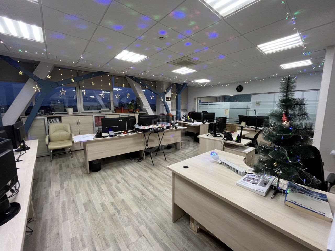 коммерция в Санкт-Петербург по адресу: Оптиков ул., 4