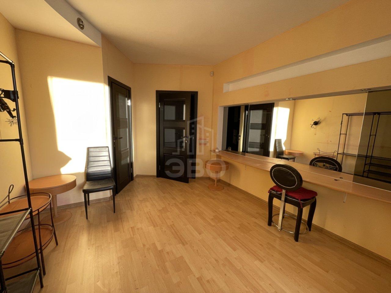 трехкомнатная квартира в Санкт-Петербурге по адресу: Одоевского ул., 28