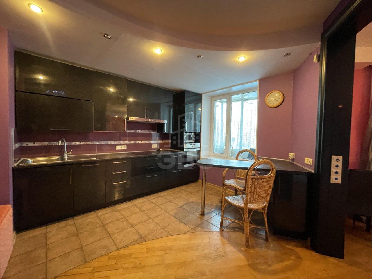 трехкомнатная квартира в Санкт-Петербурге по адресу: Одоевского ул., 28