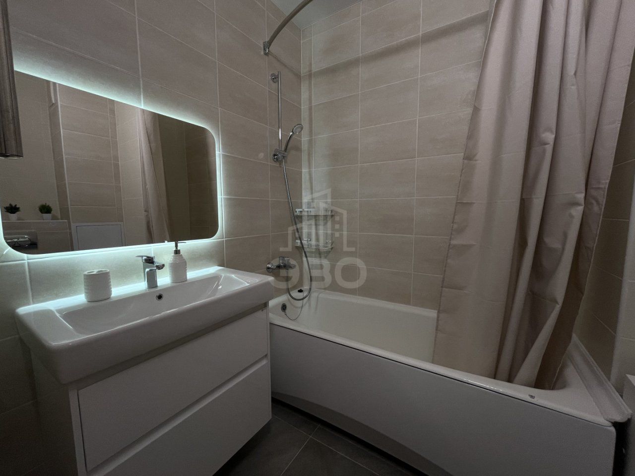 трехкомнатная квартира в Санкт-Петербург по адресу: Нижне-Каменская ул., 26