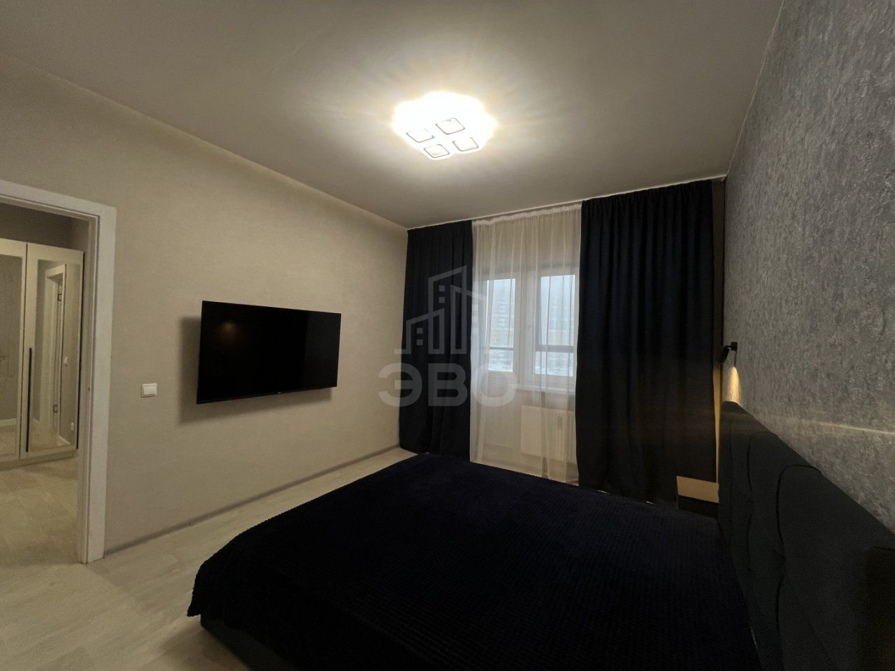 трехкомнатная квартира в Санкт-Петербург по адресу: Нижне-Каменская ул., 26