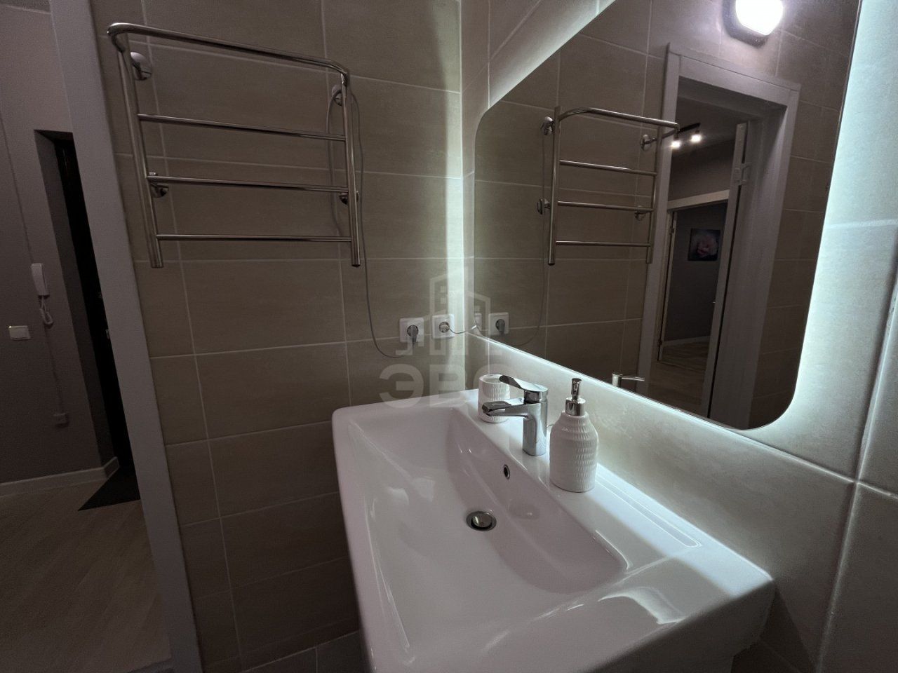 трехкомнатная квартира в Санкт-Петербург по адресу: Нижне-Каменская ул., 26