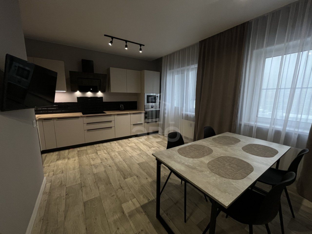 трехкомнатная квартира в Санкт-Петербурге по адресу: Нижне-Каменская ул., 26