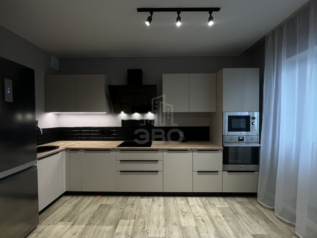 трехкомнатная квартира в Санкт-Петербург по адресу: Нижне-Каменская ул., 26