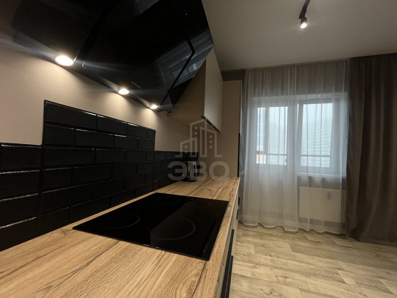 трехкомнатная квартира в Санкт-Петербург по адресу: Нижне-Каменская ул., 26