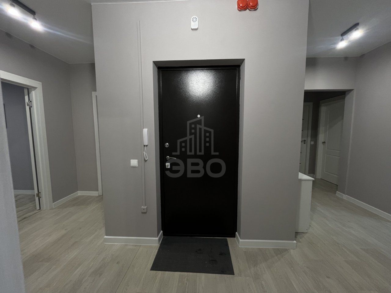 трехкомнатная квартира в Санкт-Петербург по адресу: Нижне-Каменская ул., 26