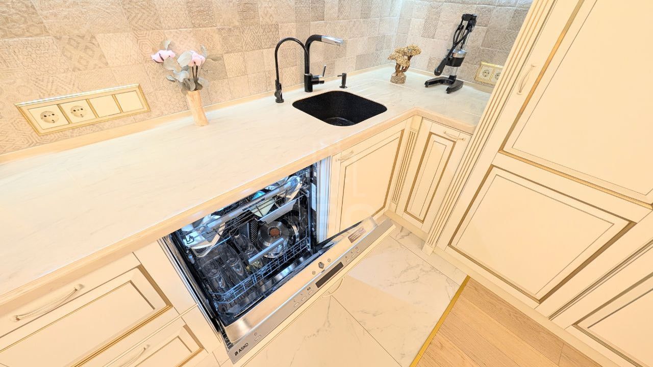 трехкомнатная квартира в Санкт-Петербурге по адресу: Жукова ул., 3