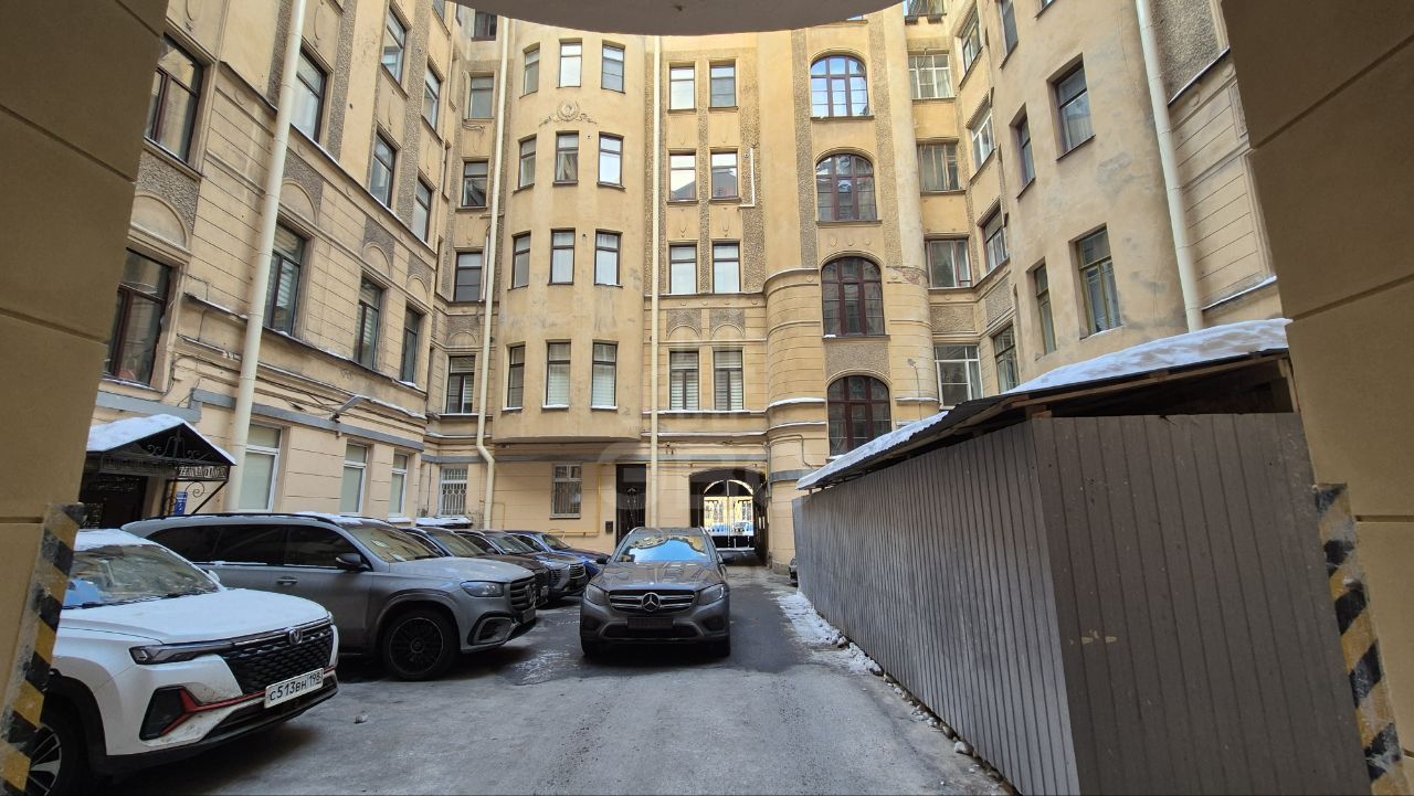 многокомнатная квартира в Санкт-Петербурге по адресу: Захарьевская ул., 9