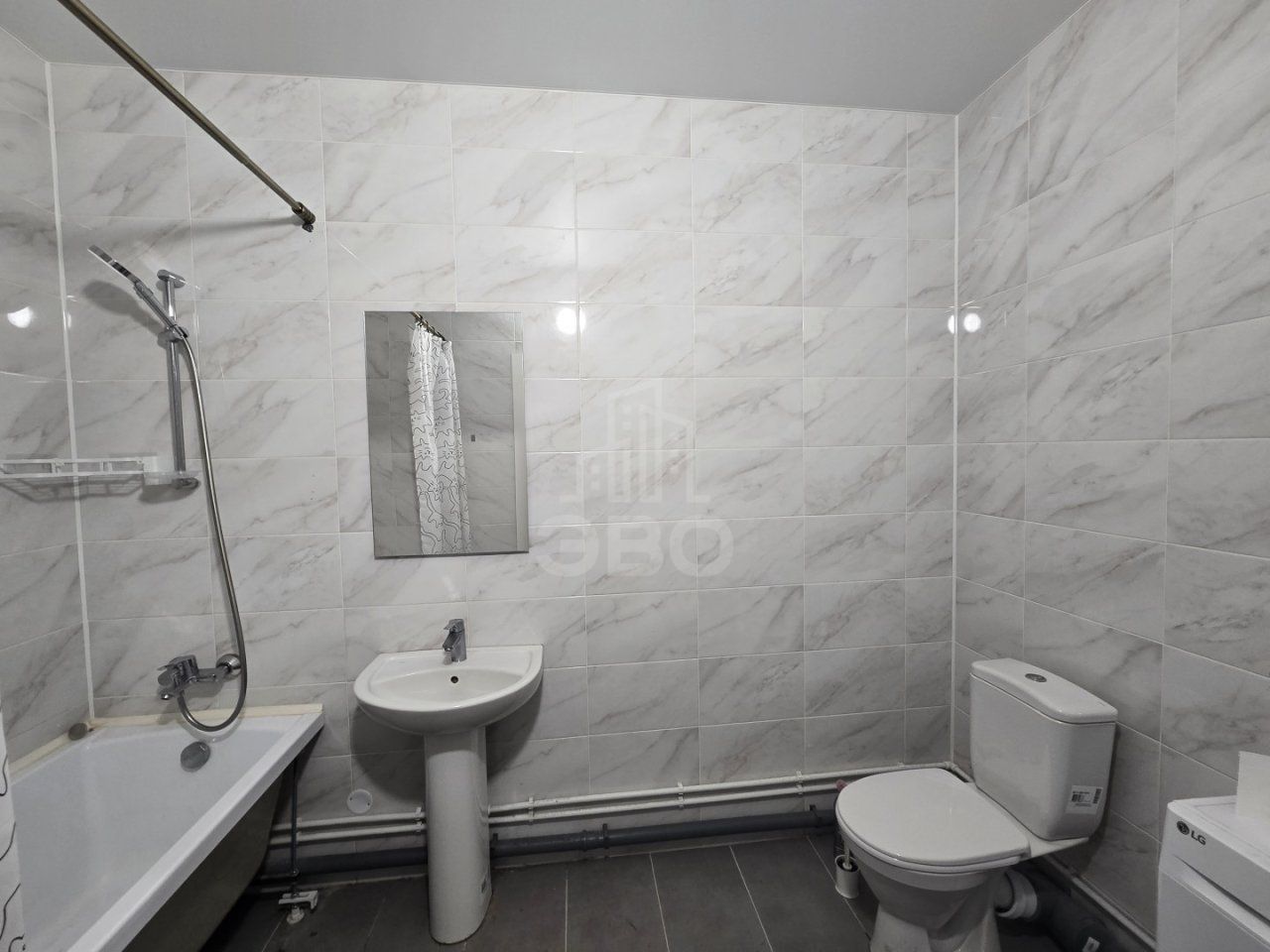 трехкомнатная квартира в Санкт-Петербурге по адресу: Маршала Захарова ул., 8