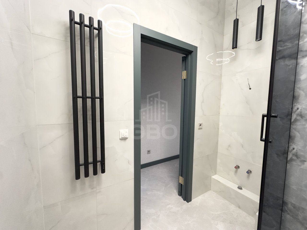 трехкомнатная квартира в Ленинградской области по адресу: Солнечная ул., 12