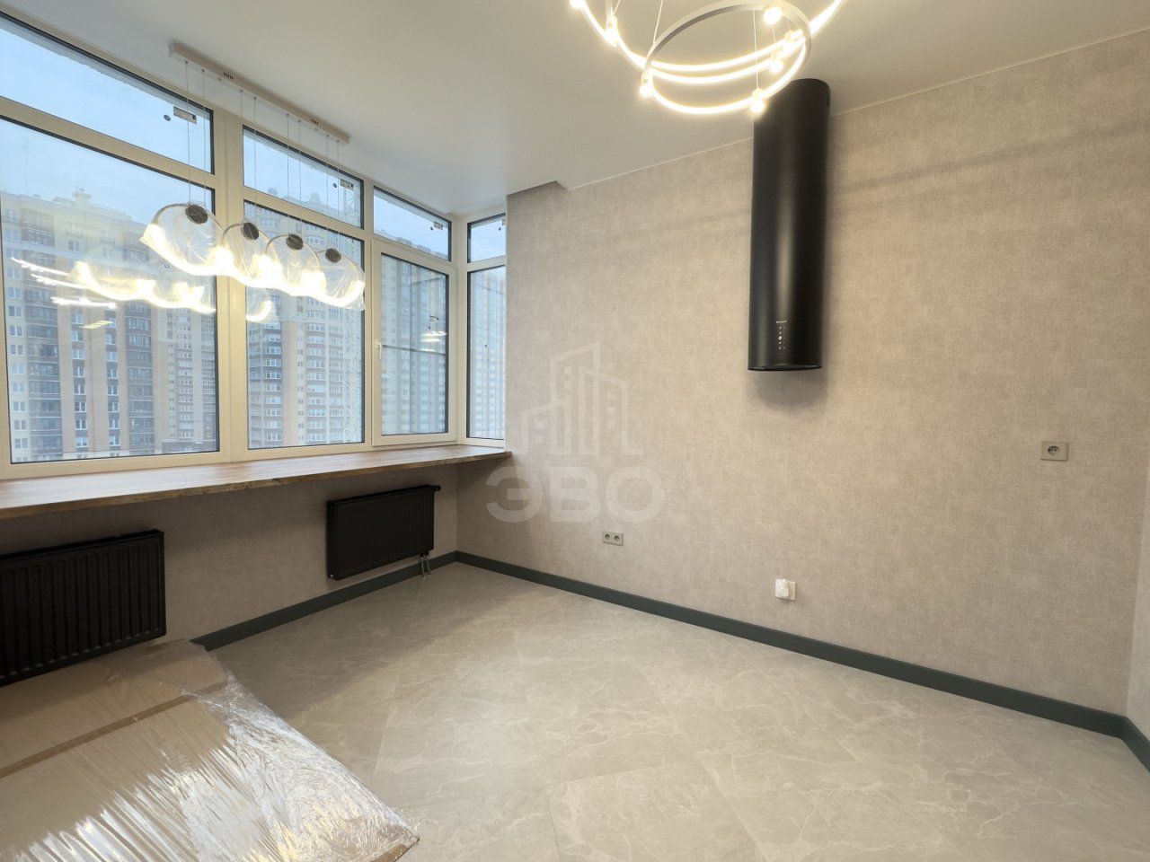 трехкомнатная квартира в Ленинградской области по адресу: Солнечная ул., 12